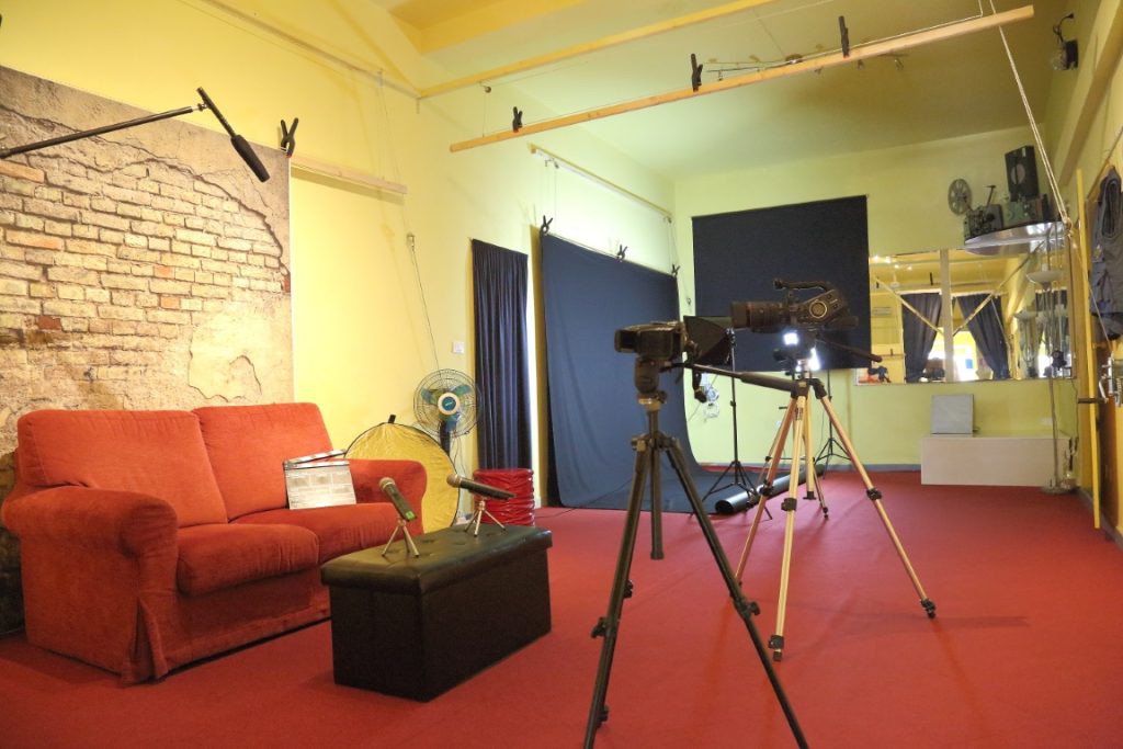 sala di posa attrezzata pisa professionalfoto shooting moda