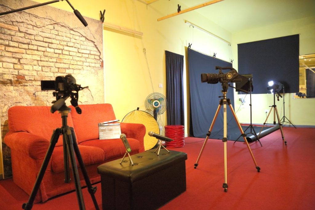 sala di posa attrezzata pisa professionalfoto shooting moda