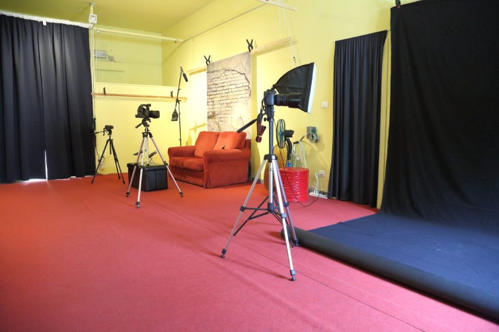 sala di posa attrezzata pisa professionalfoto shooting moda