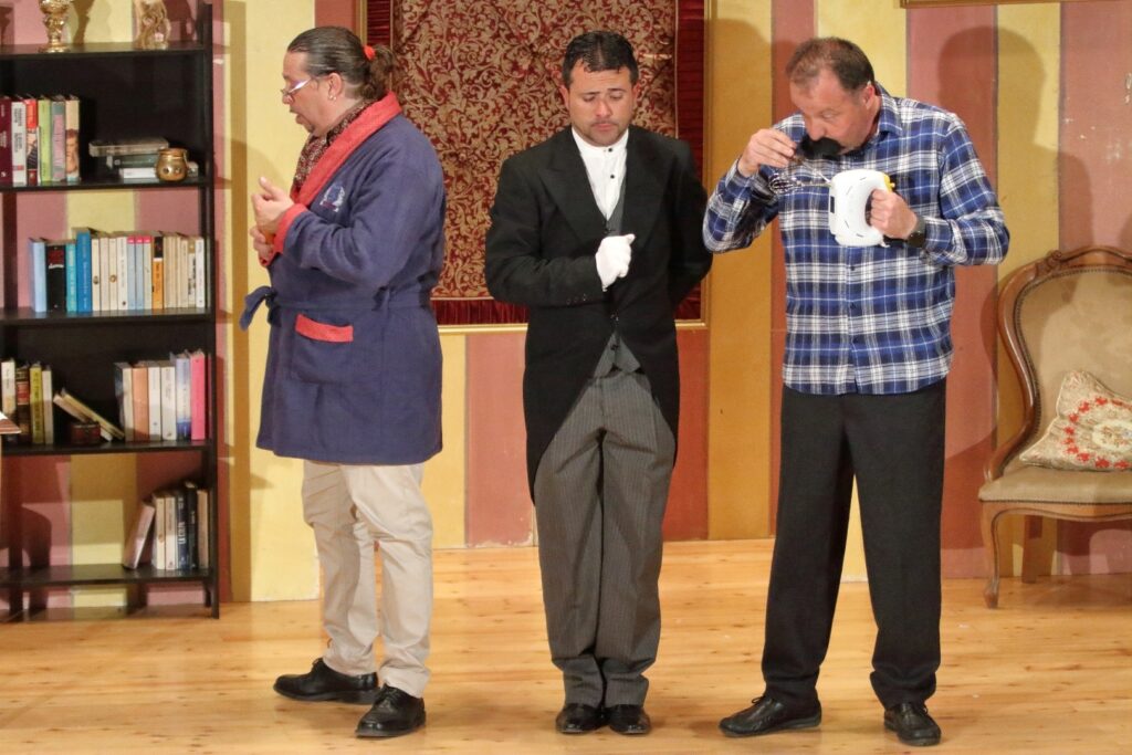 scatto di scena commedia il signore è servito andrea balestri professionalfoto
