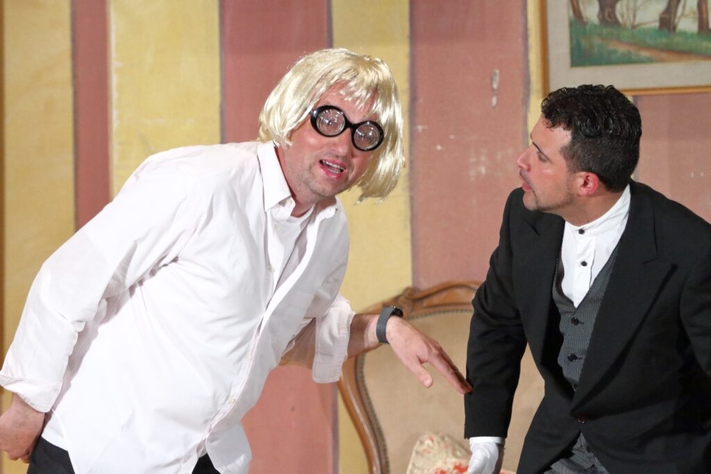 scatto di scena commedia il signore è servito andrea balestri professionalfoto