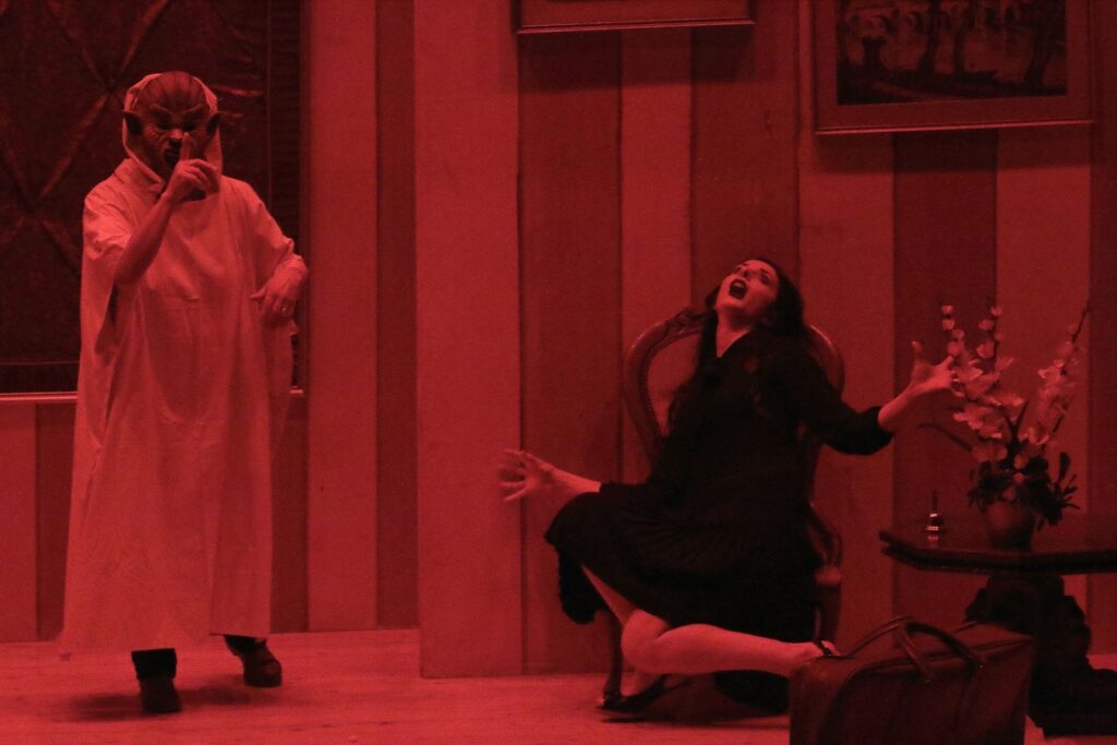 scatto di scena commedia il signore è servito andrea balestri professionalfoto