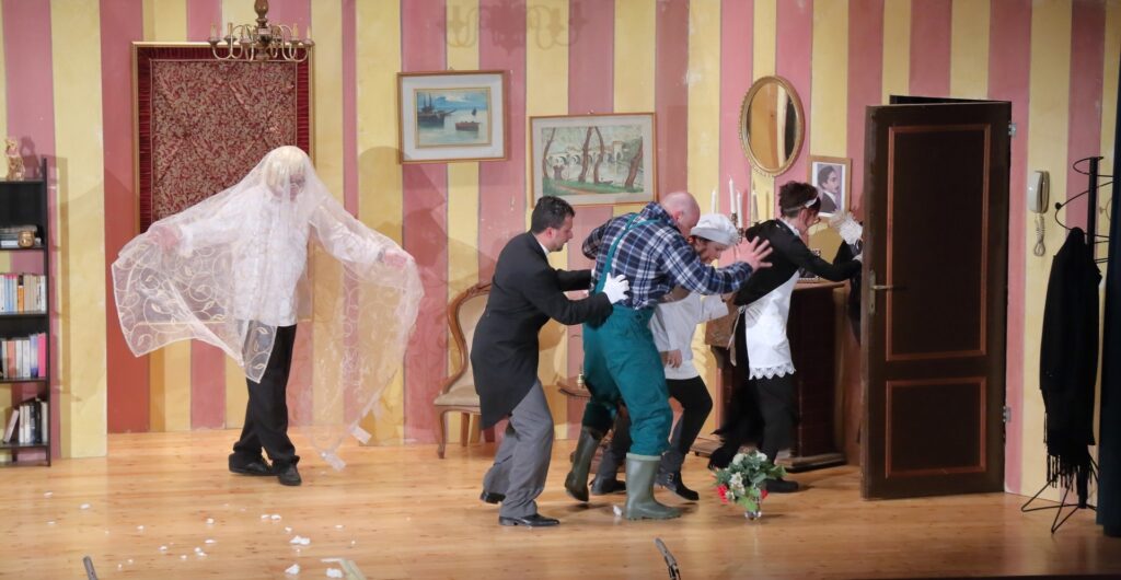 scatto di scena commedia il signore è servito andrea balestri professionalfoto